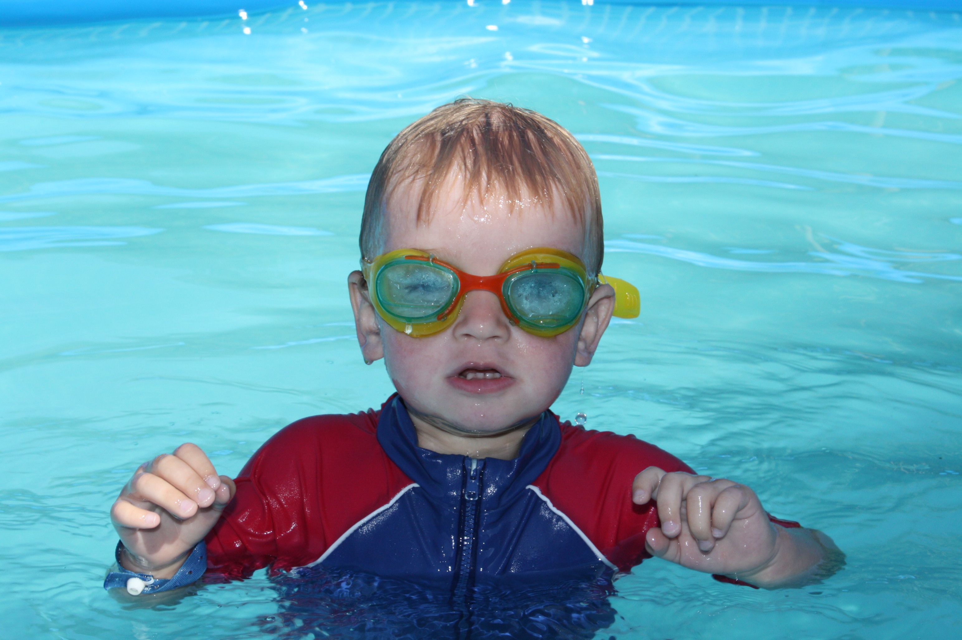 Enfant en cours sans lunettes